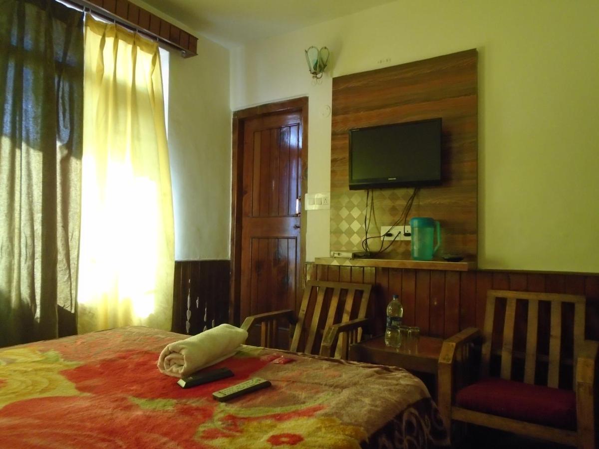 Hotel Magnolia Mallroad Manali Bagian luar foto