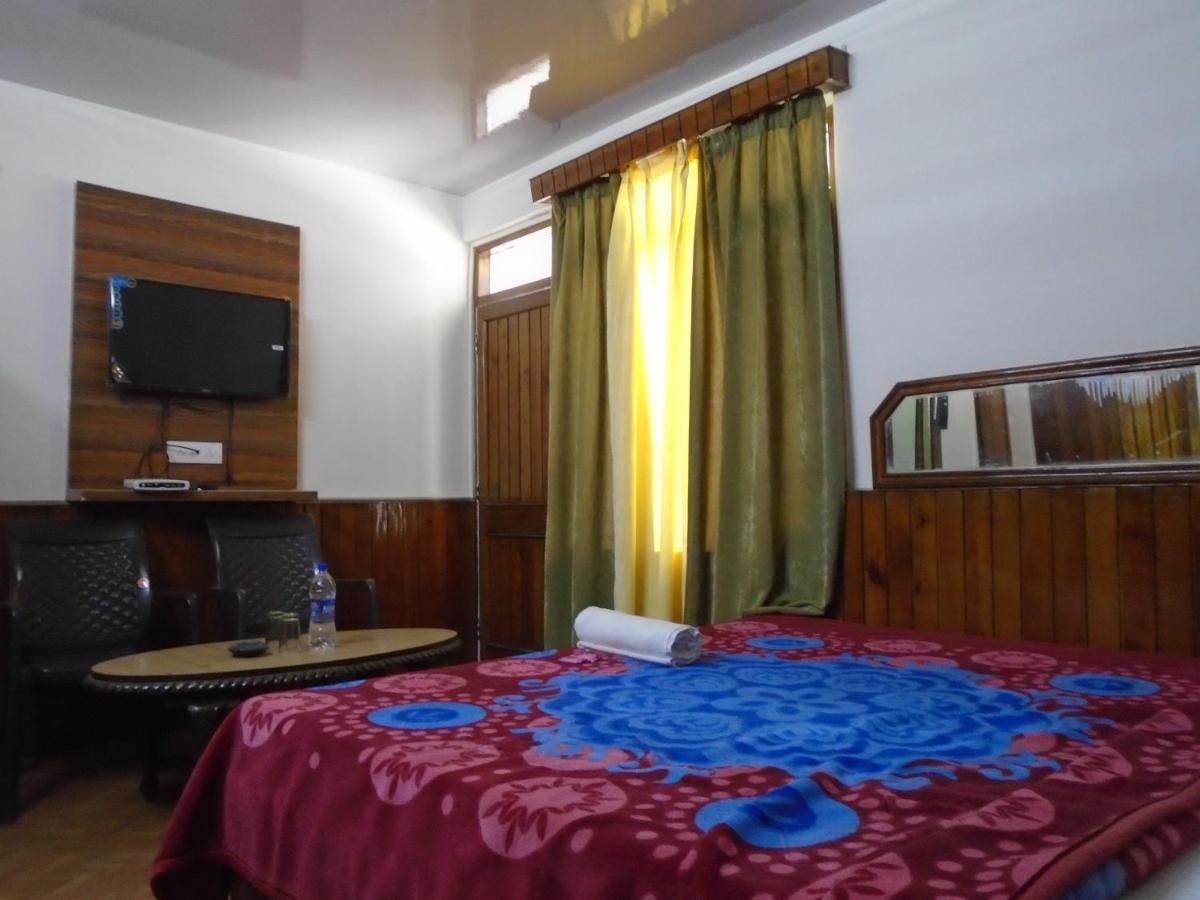 Hotel Magnolia Mallroad Manali Bagian luar foto