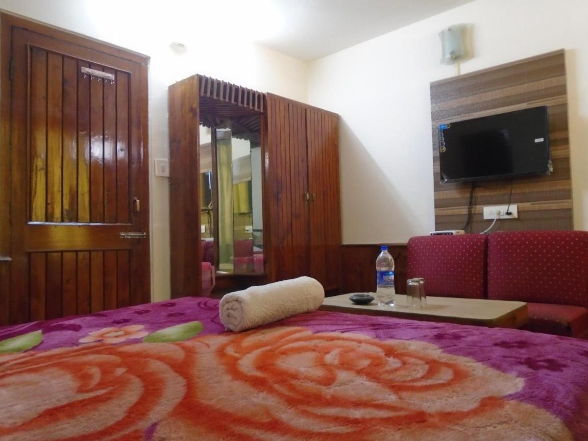 Hotel Magnolia Mallroad Manali Bagian luar foto
