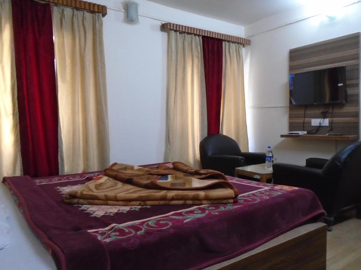 Hotel Magnolia Mallroad Manali Bagian luar foto