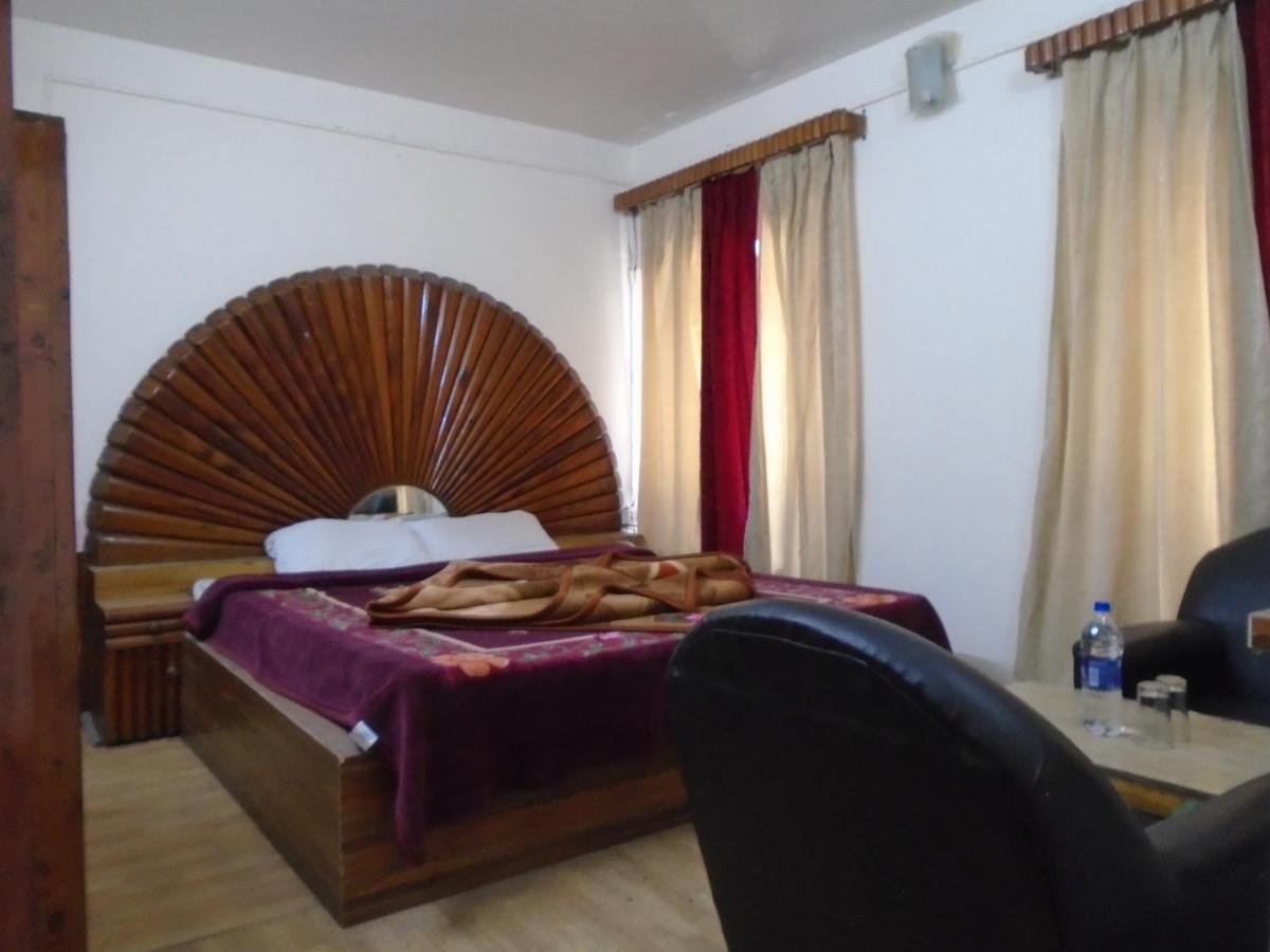 Hotel Magnolia Mallroad Manali Bagian luar foto
