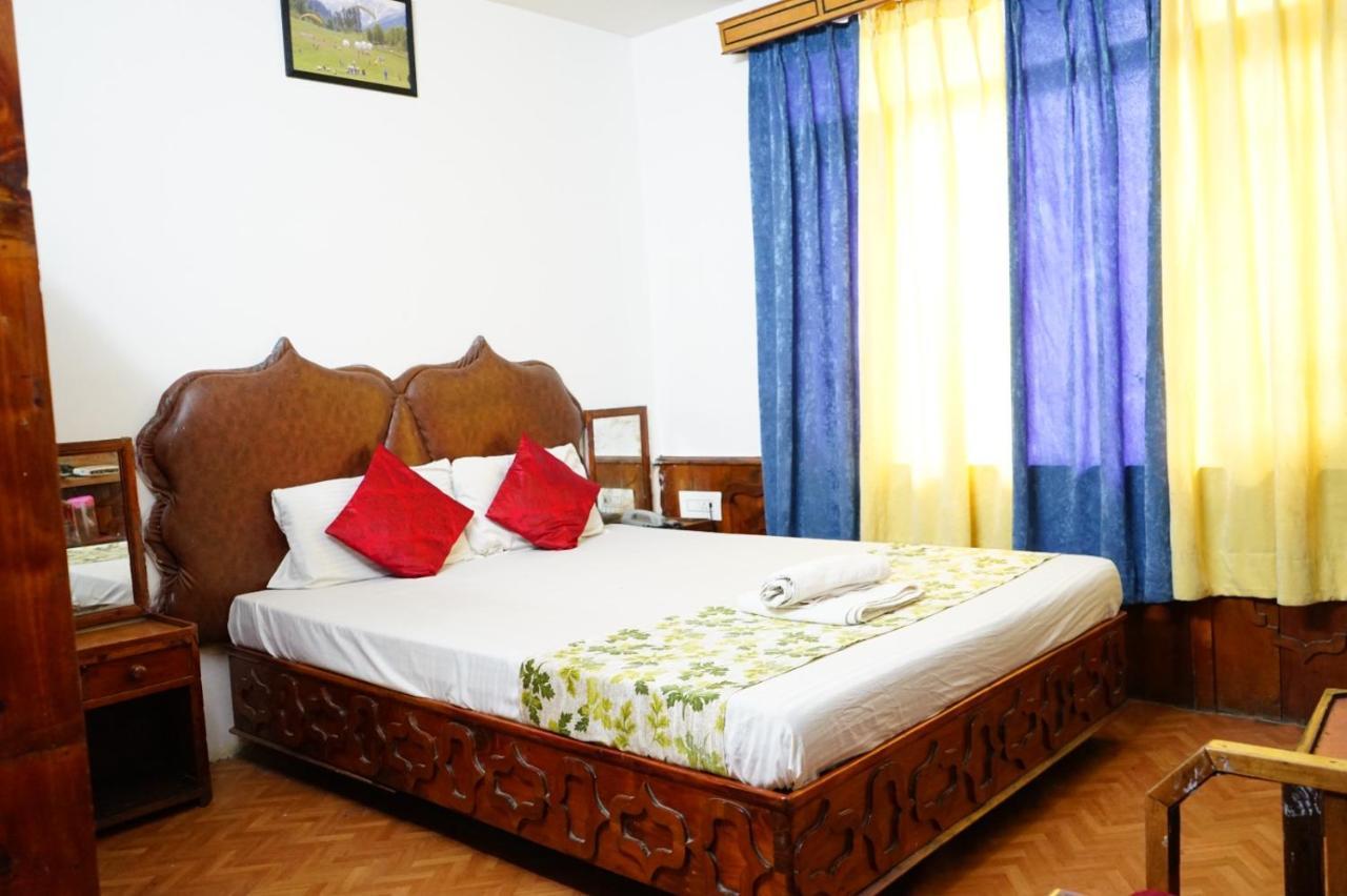 Hotel Magnolia Mallroad Manali Bagian luar foto
