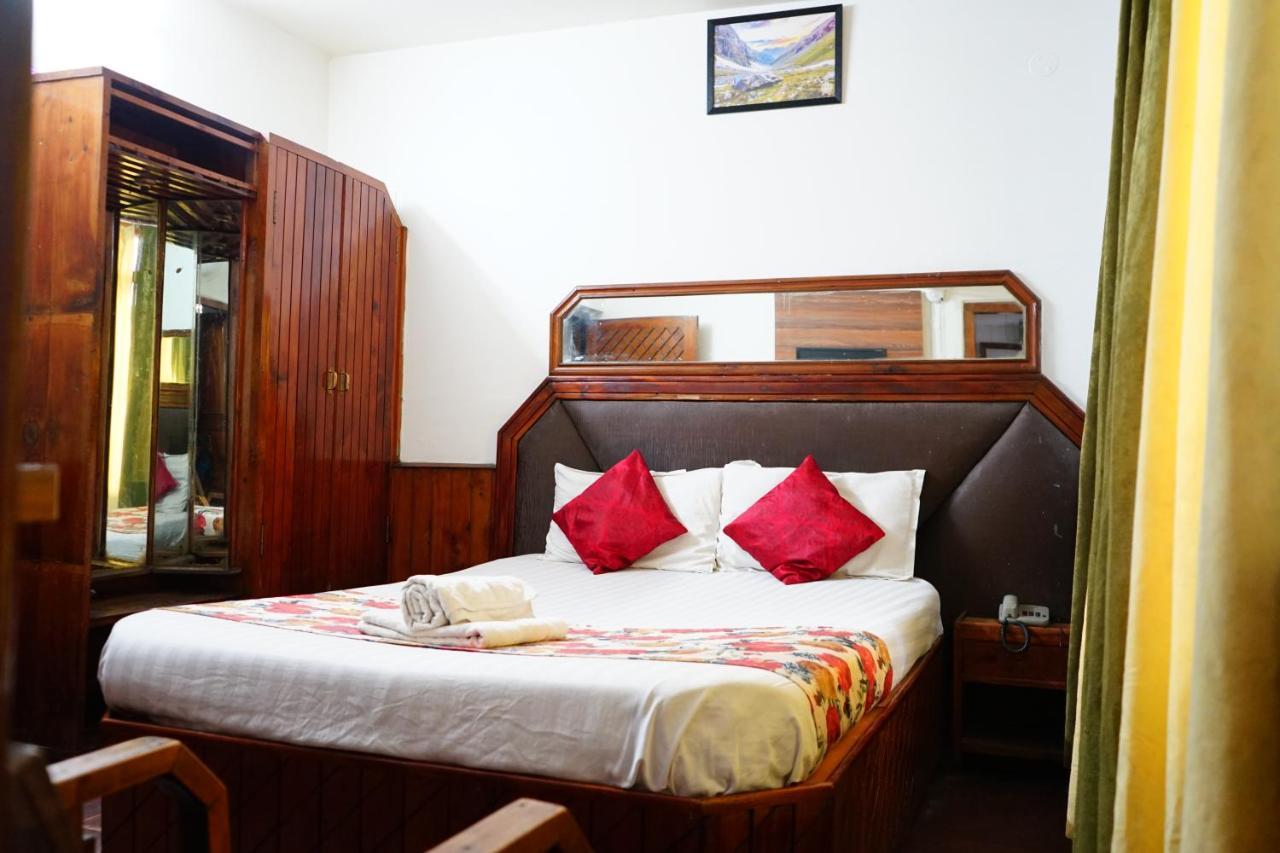 Hotel Magnolia Mallroad Manali Bagian luar foto