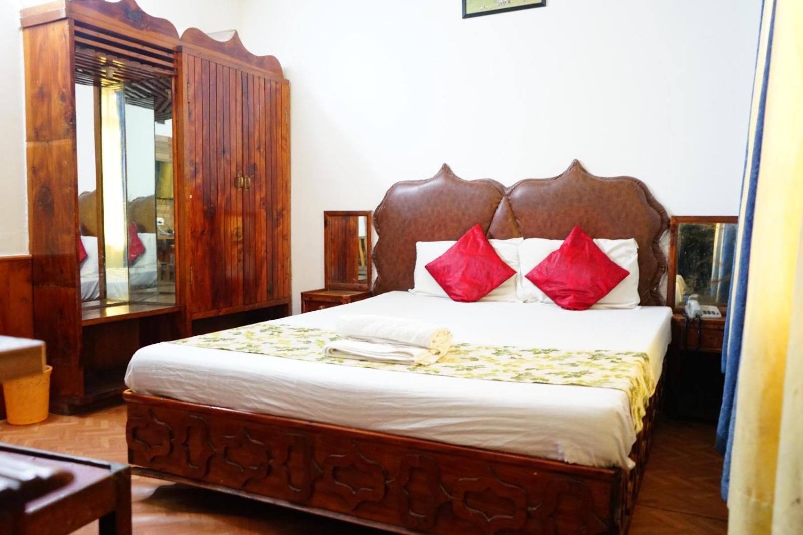 Hotel Magnolia Mallroad Manali Bagian luar foto