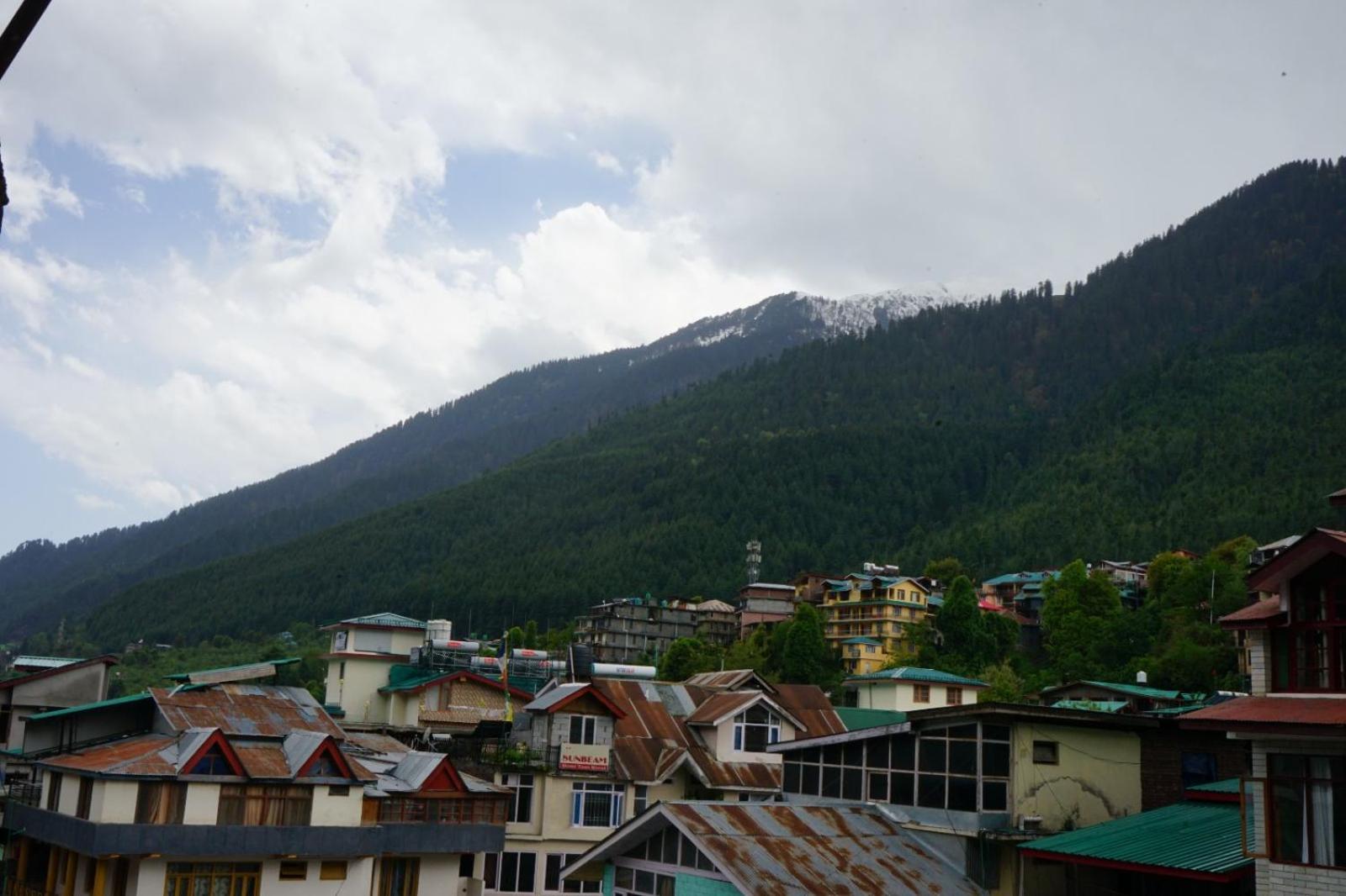 Hotel Magnolia Mallroad Manali Bagian luar foto